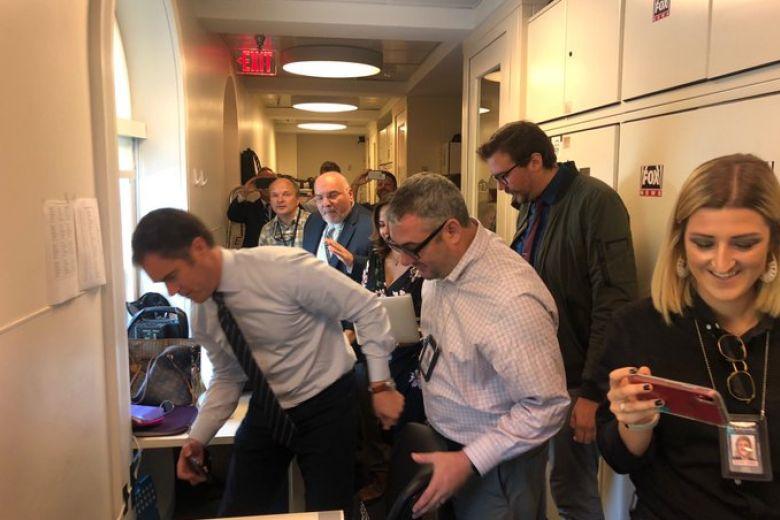 Momentul &icirc;n care un șoarece a căzut din tavan &icirc;n sala de presă de la Casa Albă! Reporterii s-au speriat teribil: &rdquo;Pur și simplu mi-a aterizat &icirc;n poală!&rdquo;