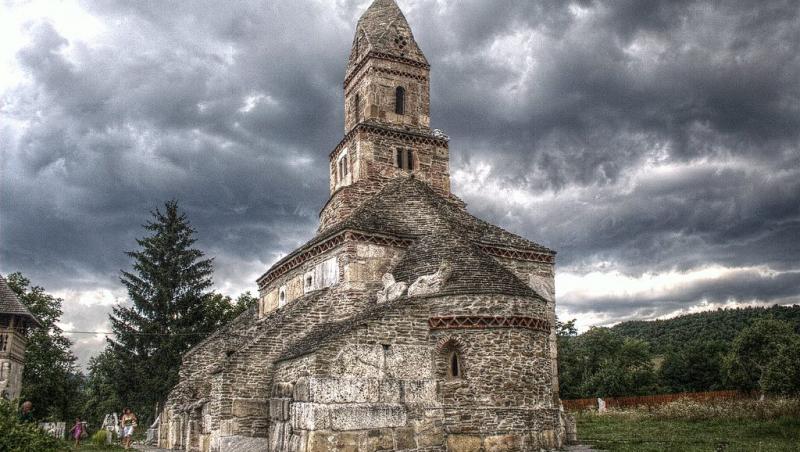 Densuș, biserica ridicată din piatra mormintelor romane. ”Le-au scos ochii sfinților, dar ei tot văd!”