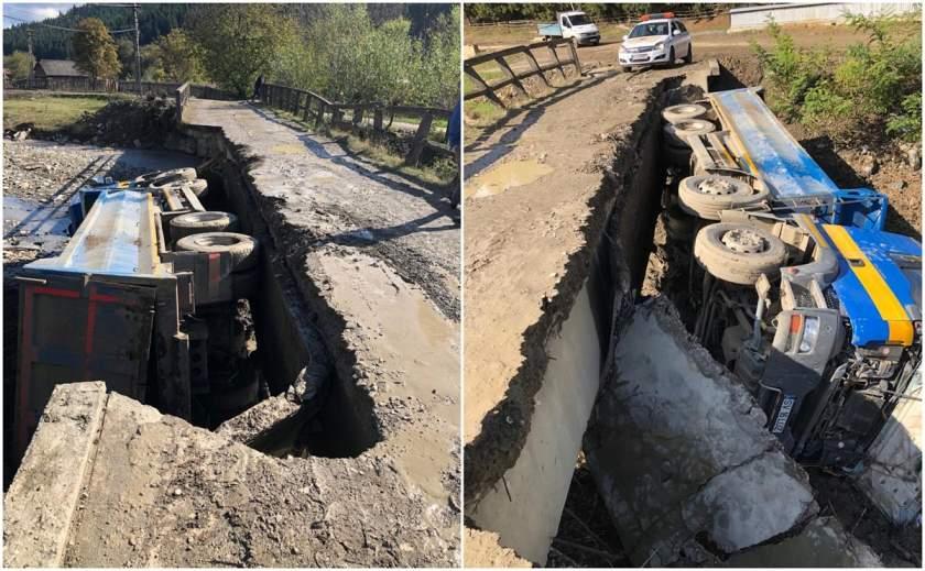 Un camion s-a răsturnat după ce podul pe care-l traversa&nbsp;s-a prăbușit. Primarul comunei: &rdquo;Localnicii l-au avertizat să nu mai treacă pe aici!&rdquo;