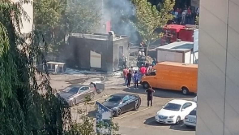 Incendiu de amploare în Capitală! O rulotă în care se prepara mâncare a luat foc