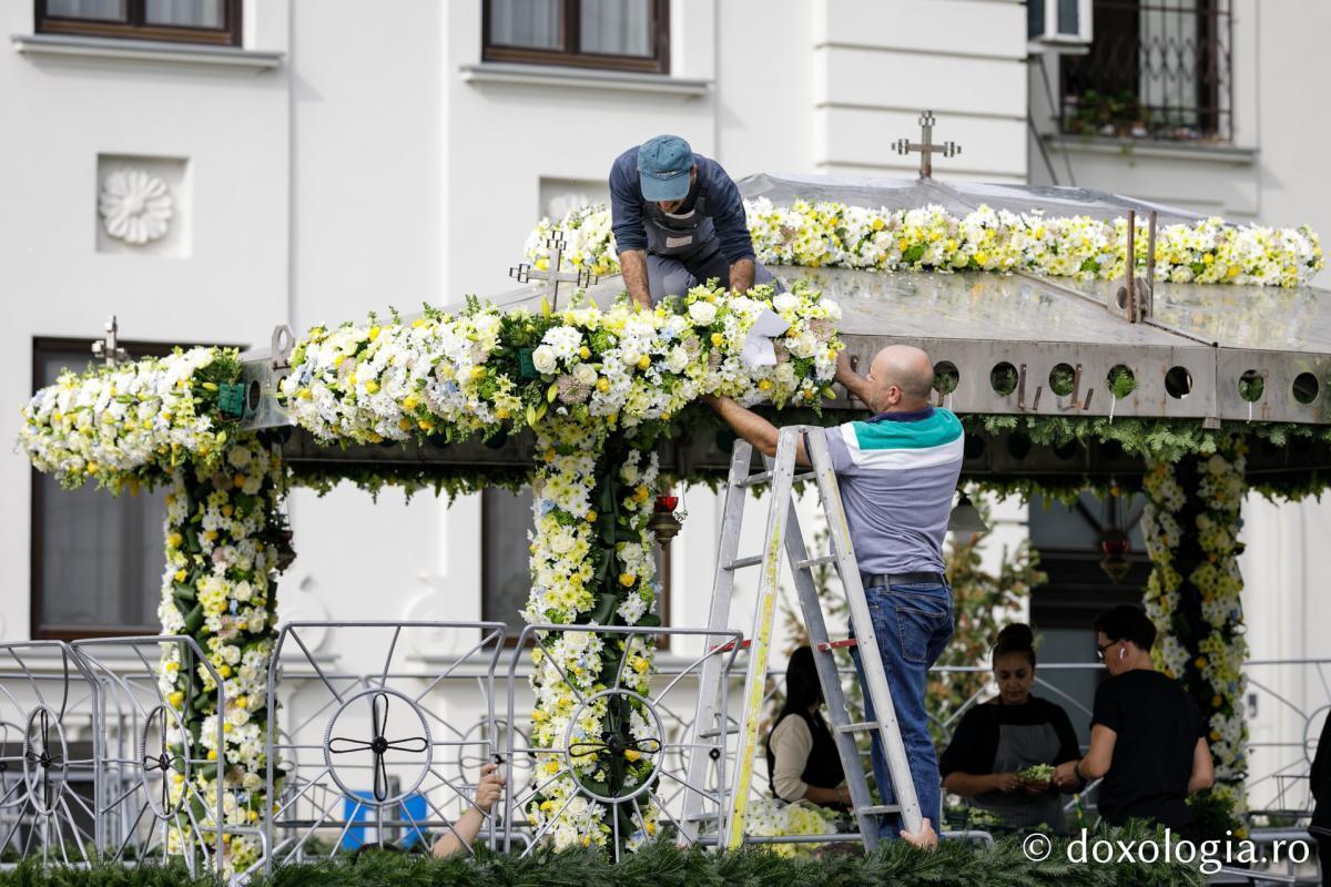 Pregătiri la Iaşi pentru hramul Sfintei Cuvioase Parascheva; racla cu sfintele moaşte va fi scoasă vineri dimineaţă