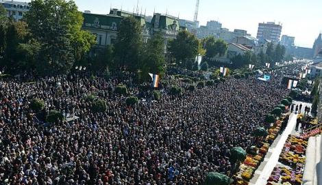 17.000 de oameni stau la un rând de câțiva kilometri pentru a se închina la moaștele Sfintei Parascheva