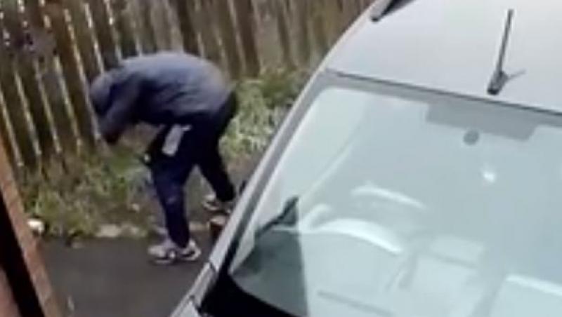 A încercat să spargă o mașină, dar a primit o cărămidă direct în față! Gafa pe care a făcut-o un hoț nepriceput - VIDEO