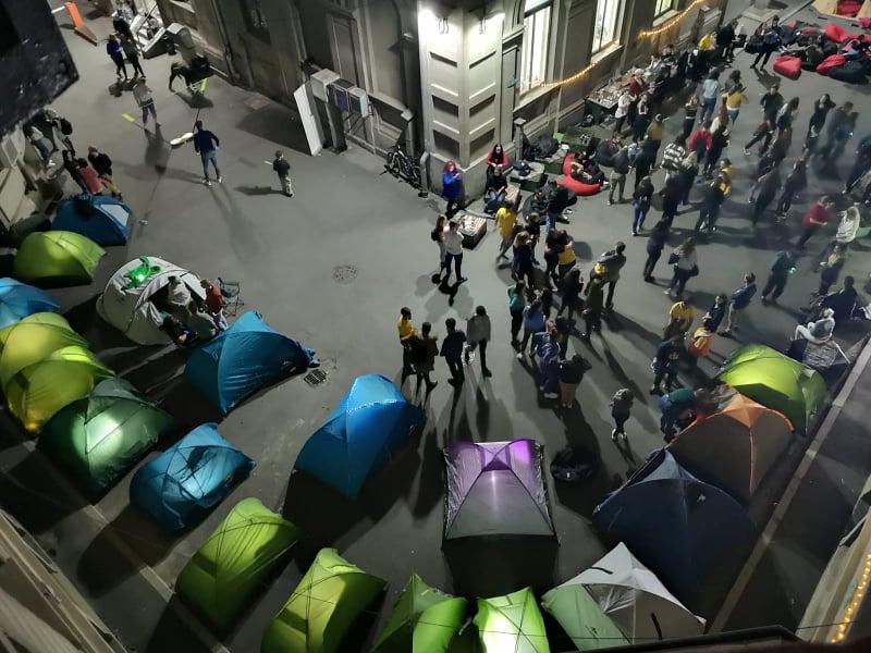 Studenții din București cu corturile la Universitate. Spațiul academic transformat în zonă de camping