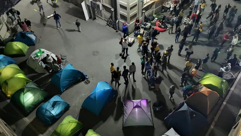 Studenții din București cu corturile la Universitate. Spațiul academic transformat în zonă de camping