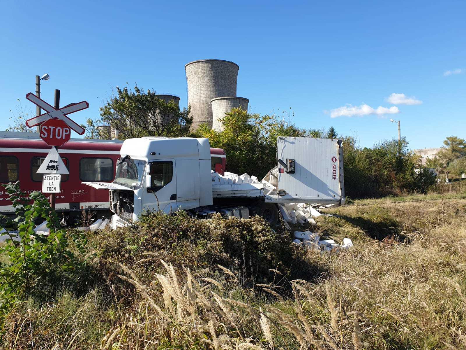 Un tren de persoane a deraiat după ce a lovit un TIR, &icirc;n D&acirc;mboviţa; nu sunt victime