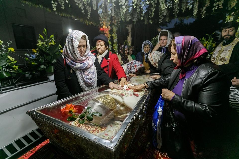 Aproximativ 25.000 de persoane stau la r&acirc;nd pentru a se &icirc;nchina la moaştele Sfintei Cuvioase Parascheva, la Iaşi