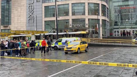Posibil atentat într-un centru comercial din Manchester! Cinci persoane au fost înjunghiate de un bărbat în văzul tuturor - VIDEO