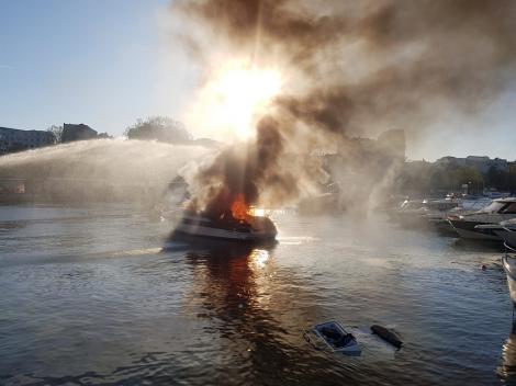 Breaking News: Explozie în Portul Tomis! O ambarcațiune a fost cuprinsă de flăcări- Video