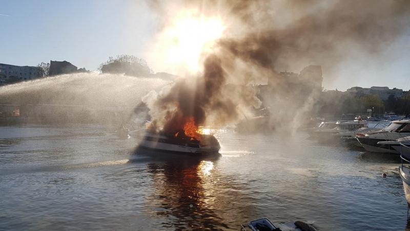 Breaking News: Explozie în Portul Tomis! O ambarcațiune a fost cuprinsă de flăcări- Video