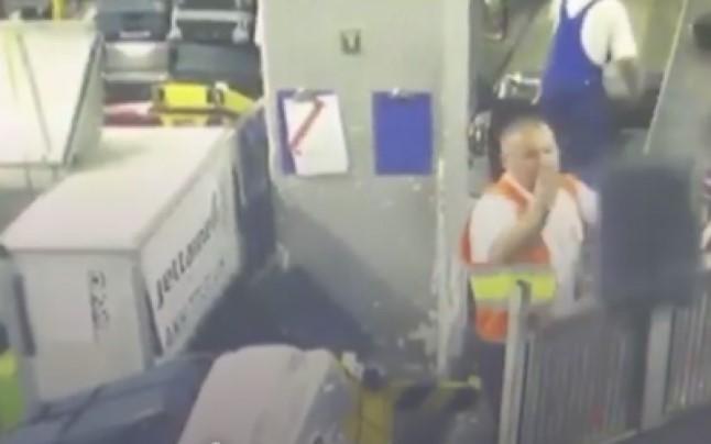 Imagini scandaloase pe Aeroportul Otopeni. Ce face un angajat cu bagajele pasagerilor - Video