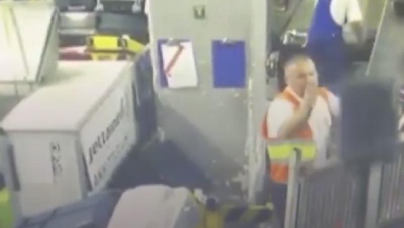 Imagini scandaloase pe Aeroportul Otopeni. Ce face un angajat cu bagajele pasagerilor - Video