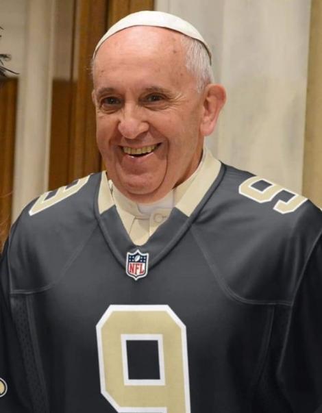 Administratorii contului de Twitter al Papei Francisc au încurcat sfinţii cu aură cu "sfinţii" cu căşti