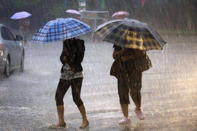 C&acirc;nd se &icirc;ntoarce vremea rea! Rom&acirc;nia, lovită de ploi torențiale și frig, &icirc;n următoarele zile