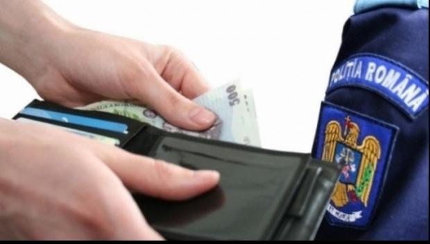 Prins &icirc;n timp ce &icirc;ncerca să mituiască doi polițiști! Bărbatul cu dublă cetețenie a prezentat un permis de conducere fals