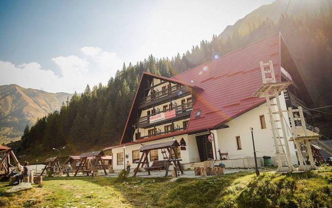 Cea mai cunoscută cabană de pe Transfăgărășan, la un pas de a deveni scrum
