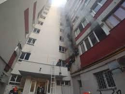 Incendiu puternic &icirc;n București! Un bloc a fost cuprins de flăcări, iar autoritățile au evacuat  nouă persoane - FOTO