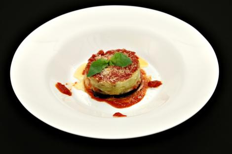 Rețeta Vinete alla parmigiana Vinete cu mozzarella și roșii.