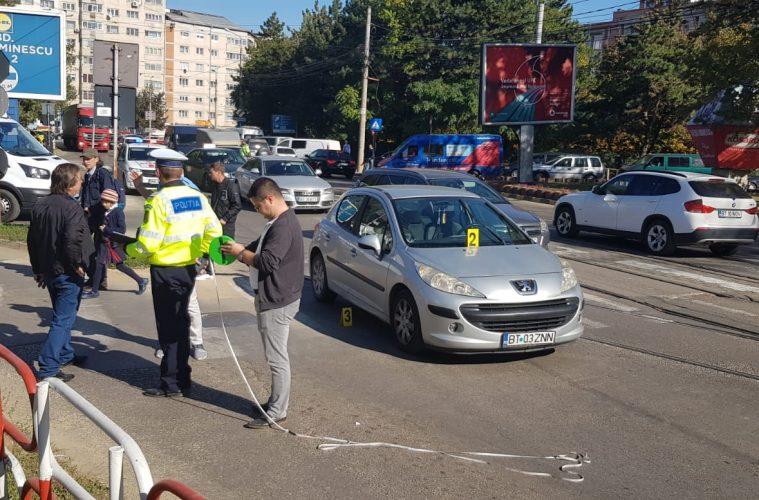 Un soț și o soție au fost luați pe capota unei mașini &icirc;n timp ce traversau strada! Cei doi se află &icirc;n stare critică la spital