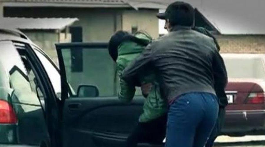 &bdquo;Lasă-mă, nebunule, să cobor!&rdquo; A sunat la 112 și a anunțat că fusese răpită și &icirc;ncuiată &icirc;ntr-o mașină. &bdquo;Salvată&rdquo; de polițiști, t&acirc;năra și atacatorul ei trebuie să dea socoteală &icirc;n fața procurorilor