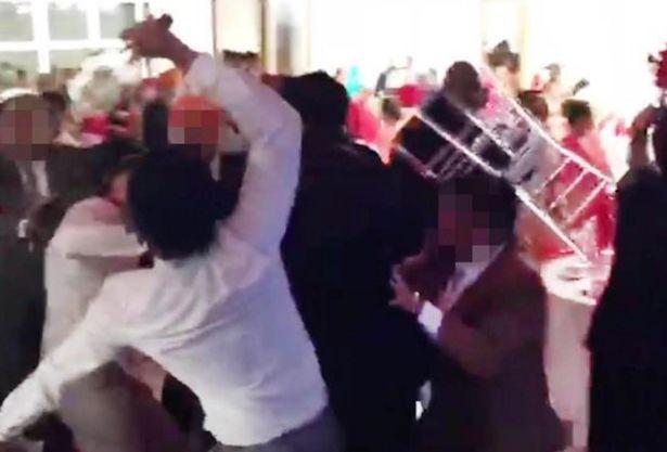 Mireasa s-a ascuns sub masă, de frică, la propria nuntă: &bdquo;Nu e posibil să te porți așa, zici că erau animale! Bieții miri...&rdquo;