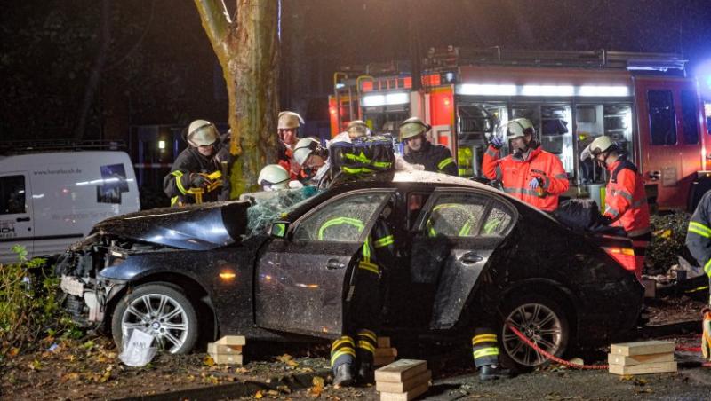 Șase români, implicați într-un accident grav, în timpul unei curse ilegale de mașini! Trei dintre ei sunt în stare critică, iar 11 mașini au fost distruse