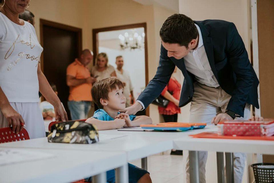 Parlamentul a votat indexarea anuală a alocaţiilor cu rata inflaţiei/ Robert Sighiartău: A fost greu, dar s-a terminat cu bine. Mulţumesc tuturor părinţilor şi copiilor pentru susţinere