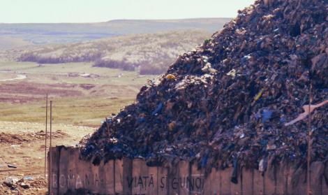Ne înecăm în propriile gunoaie, dar suntem campionii Europei la importul de deșeuri. Un reportaj BBC arată fața murdară a României