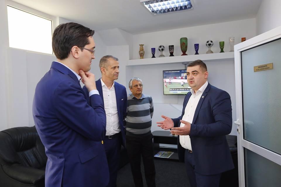 Peste 900 de copii din Buzău, la meciul Rom&acirc;nia-Norvegia, de pe Arena Naţională/ Şeful Asociaţiei Judeţene de Fotbal Buzău propune sancţiuni pentru huliganii de pe stadioane