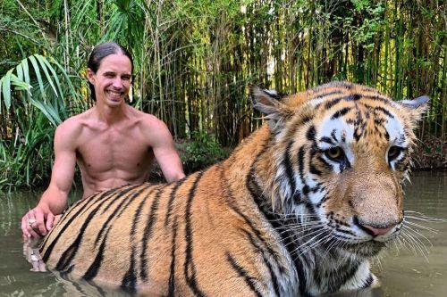 Se joacă cu tigrii, face duș cu cimpanzeii și chiar se luptă cu elefanții! Acest t&acirc;năr se intitulează un &bdquo;Tarzan modern&rdquo;