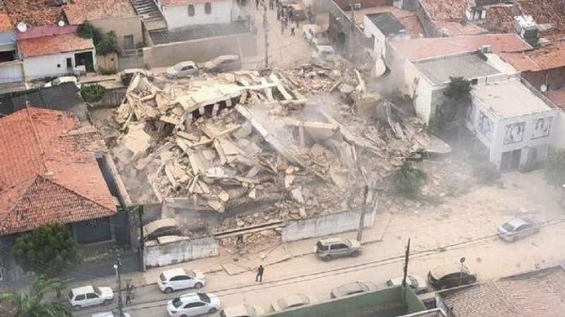 Momentul &icirc;n care un bloc de șapte etaje se prăbușește &icirc;ntr-o clipă! Zeci de oameni, prinși sub dăr&acirc;mături (VIDEO)