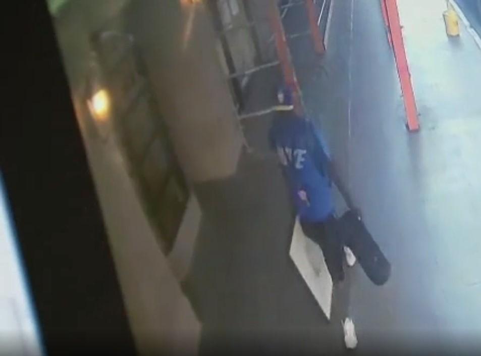 VIDEO/ Cum a fost furată o pictură a lui Salvador Dali estimată la 20.000 de dolari. Momentul a fost surprins de camerele de supraveghere