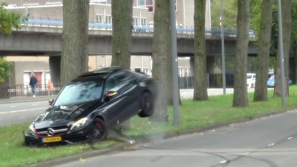 Un bărbat și-a bătut joc de o mașină de 94.000 de euro încercând să facă un drift - VIDEO
