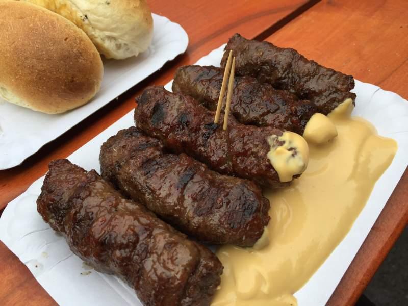 P&acirc;inea și mezelurile, preferatele rom&acirc;nilor! O persoană măn&acirc;ncă aproape 100 de kilograme de p&acirc;ine şi 58 de carne pe an