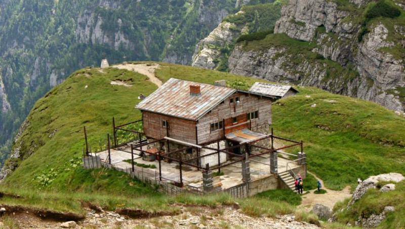Cabana Caraiman din vârful Bucegilor, construită în 1937, scoasă la licitație pentru 200.000 de euro. „Nu au decât să pună mână de la mână și să o cumpere”