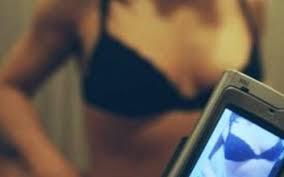 Doi tineri, dintre care un minor, au șantajat și obligat o t&acirc;nără să &icirc;și v&acirc;ndă trupul, &icirc;n schimbul banilor