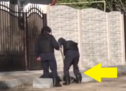 Moment de groază, la D&acirc;mbovița! Muncitorii săpau &icirc;n păm&acirc;nt c&acirc;nd au făcut o descoperire uriașă, chiar l&acirc;ngă o casă