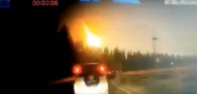 Video. S-a făcut lumină, &icirc;n toiul nopții! Ceea ce părea a fi o explozie uriașă deasupra norilor, filmată de camerele de supraveghere stradale. Explicațiile specialiștilor, șocante!