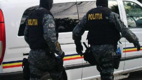 Femeie săltată de polițiștii care căutau un bărbat la o adresă greșită