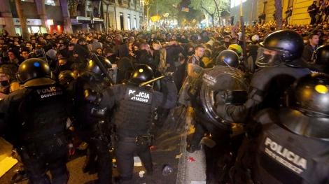 Protestatarii din Barcelona au incendiat maşini şi au aruncat cu sticle cu benzină în poliţişti, escaladând violenţele