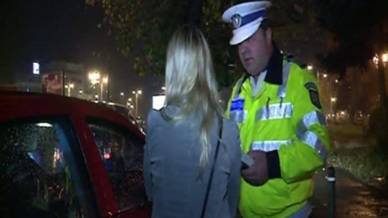 Inconștiență maximă, nu glumă! O femeie s-a urcat beată la volan, fără să aibă permis și cu inspecția tehnică expirată! Alături, pe scaunul din dreapta, avea un copil