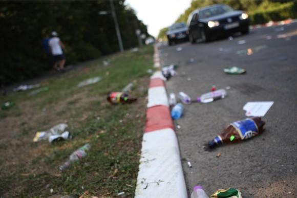 Cresc amenzile pentru aruncarea de gunoaie, semințe și scuipat pe stradă. Sancțiuni &icirc;ntre 500 și 2.500 de lei