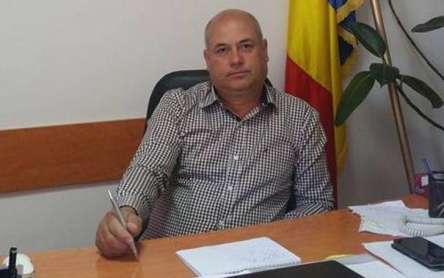 Cum &rdquo;jonglează&rdquo; banii publici primarul care a umilit o elevă din Ilfov! A plătit 100.000 de euro pe un părculeț, 68.000 pe un beton &icirc;n c&acirc;mp și și-a modernizat casa