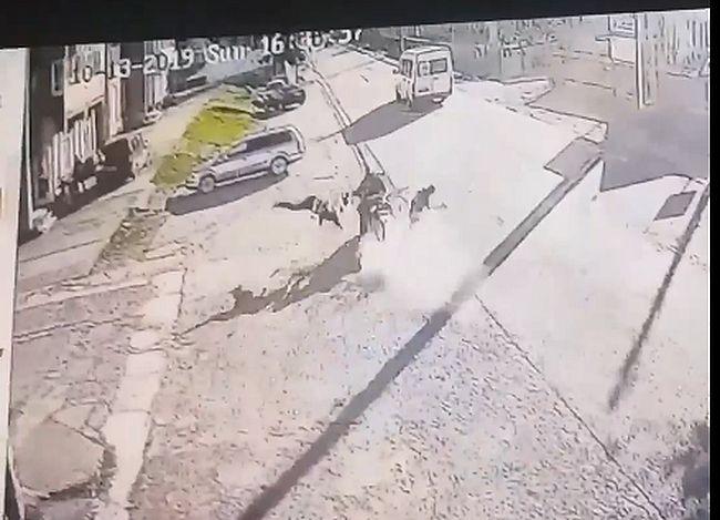 Momentul &icirc;n care doi părinți și copilul lor sunt spulberați de un motociclist! Atenție, imagini care vă pot afecta emoțional! (VIDEO)