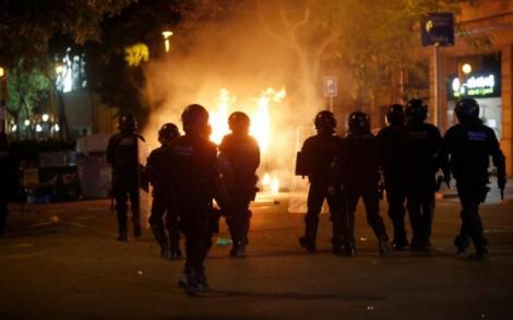 A treia noapte de violenţe extreme la Barcelona. Protestatarii au incendiat maşini şi au aruncat cu sticle cu benzină în poliţişti