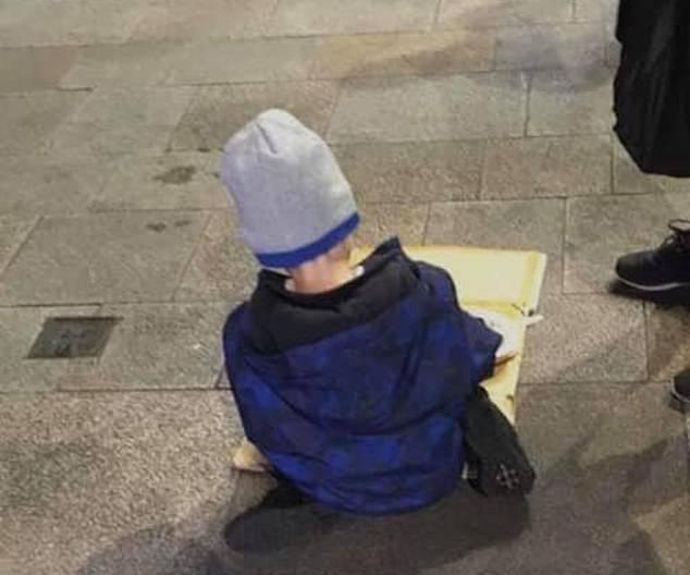 Povestea sf&acirc;șietoare din spatele acestei imagini - copilul nimănui, pe  asflatul rece, m&acirc;nc&acirc;nd de pe un carton!... At&acirc;t!