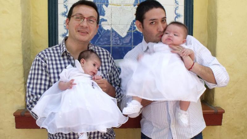 Un cuplu de gay a adoptat un bebeluș cu HIV abandonat și refuzat de 10 familii