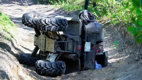 Un bărbat de 63 de ani a murit, după ce s-a răsturnat cu ATV-ul
