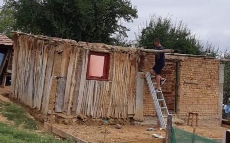 Voluntari reclamaţi de vecini că  renovează casa unor sărmani: “Ne înjurau când treceau pe drum“