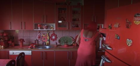 De 40 de ani, o femeie se îmbracă, trăieşte, mănâncă, doarme doar în roşu. Și-a comandat cruce de mormânt roșie